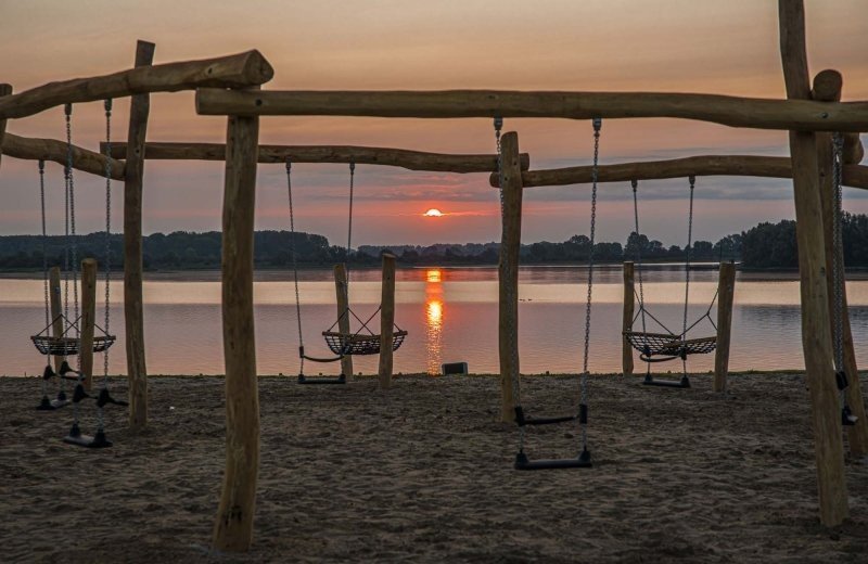 Privé strand met ligweide