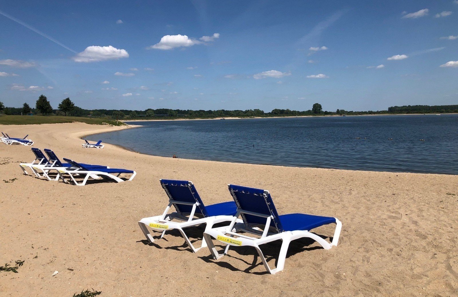 dagstrand aan het water
