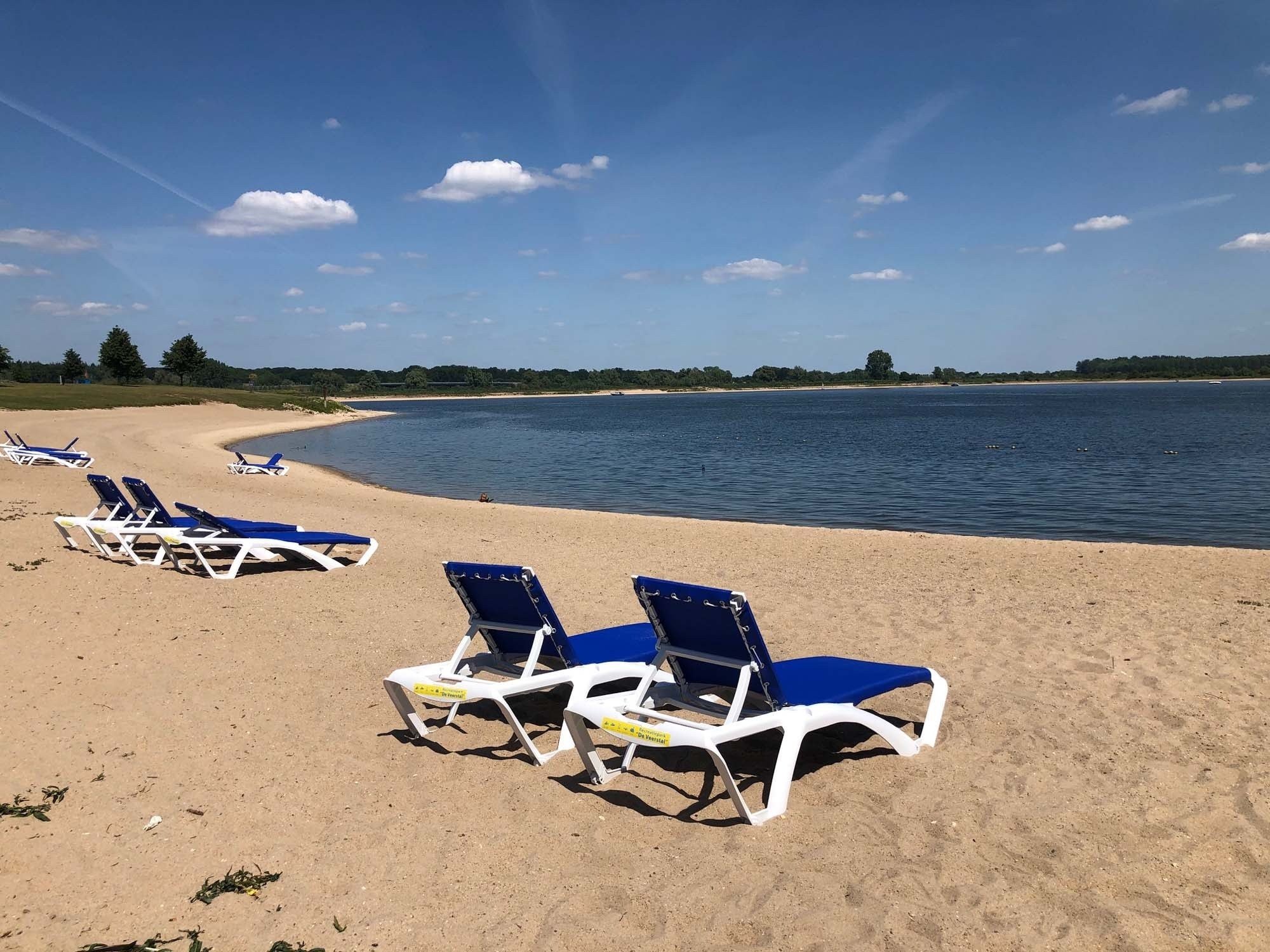 Priv&eacute;strand aan het water in Gelderland