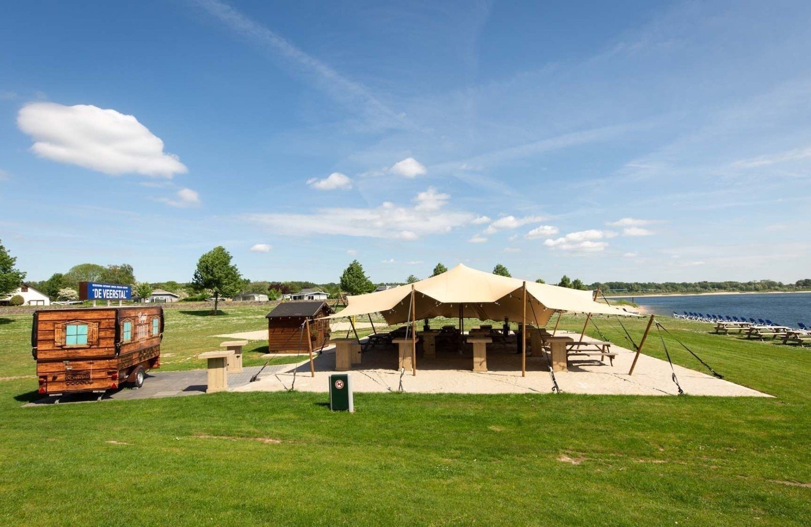 Privéstrand met ligweide en foodtrucks op vakantiepark omgeving Arnhem