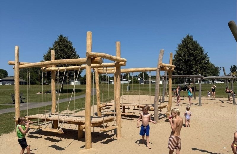 Schommels op het strand bij de veerstal lathum