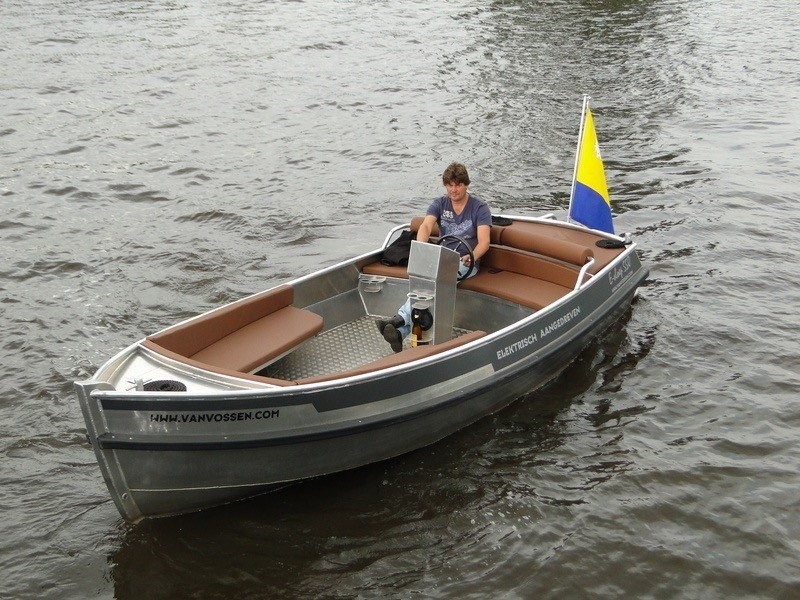 Elektrische boot van Recreatiepark De Veerstal in Lathum